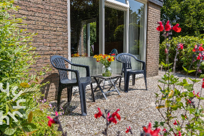 004 Een ruim 6 persoons vakantiehuis met zonnige tuin op 1,5 km van het strand in Oostkapelle