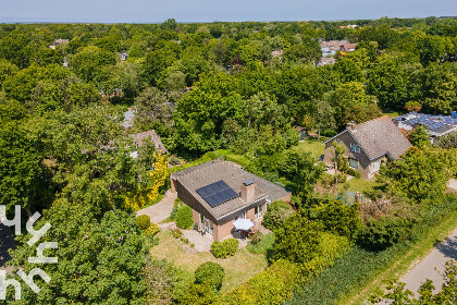 005 Een ruim 6 persoons vakantiehuis met zonnige tuin op 1,5 km van het strand in Oostkapelle