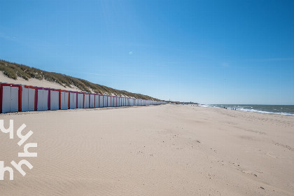 006 Een ruim 6 persoons vakantiehuis met zonnige tuin op 1,5 km van het strand in Oostkapelle