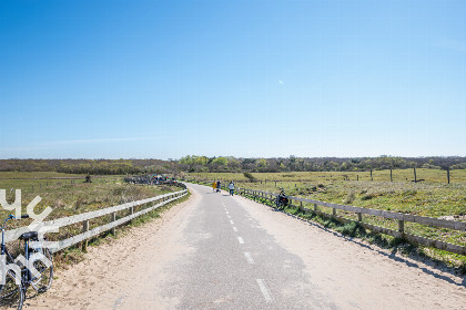 023 Een ruim 6 persoons vakantiehuis met zonnige tuin op 1,5 km van het strand in Oostkapelle