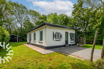 006 Knusse 4 persoons bungalow in een bosrijk gebied in Oostkapelle