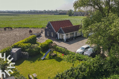 004 Landelijk gelegen 6 persoons vakantiewoning met speelvoorzieningen in tuin in Oostkapelle