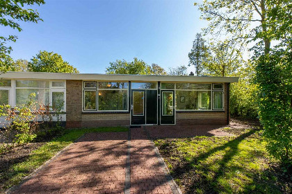 001 Mooie 4 2 persoons bungalow met grote tuin vlakbij het strand in Oostkapelle