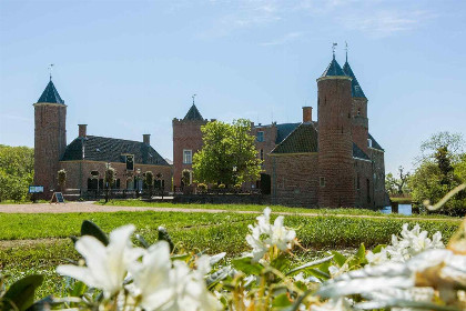 013 Mooie 4 2 persoons bungalow met grote tuin vlakbij het strand in Oostkapelle