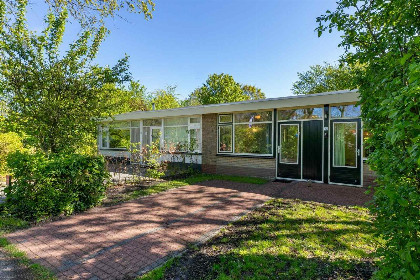 019 Mooie 4 2 persoons bungalow met grote tuin vlakbij het strand in Oostkapelle