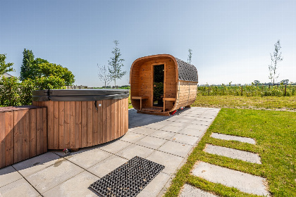 002 Luxe villa voor 7 personen met Hottub en Barrel sauna in Ossenisse