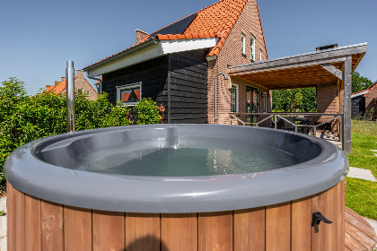 008 Villa voor 7 personen met 2 badkamers, een hottub en Barrel sauna in Ossenisse