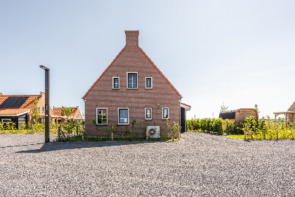 027 Villa voor 7 personen met 2 badkamers, een hottub en Barrel sauna in Ossenisse