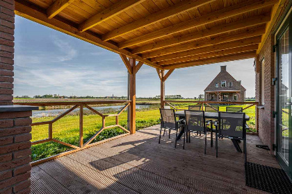 037 Villa voor 7 personen met 2 badkamers, een hottub en Barrel sauna in Ossenisse