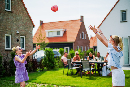 038 Villa voor 7 personen met 2 badkamers, een hottub en Barrel sauna in Ossenisse