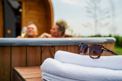 041 Villa voor 7 personen met 2 badkamers, een hottub en Barrel sauna in Ossenisse