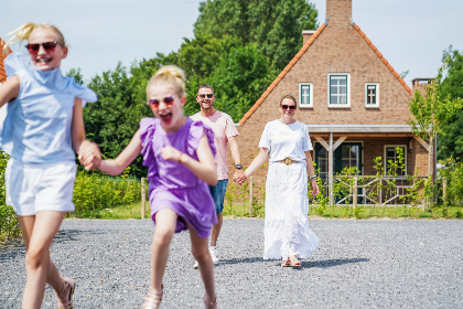 045 Villa voor 7 personen met 2 badkamers, een hottub en Barrel sauna in Ossenisse