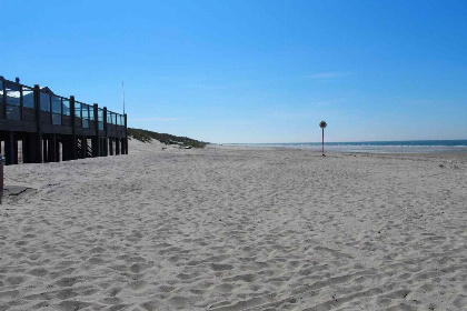 032 Sfeervol familiehuis voor 6 personen met ruime tuin vlakbij het strand in Renesse