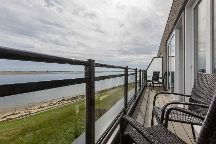 008 Luxe 4 persoons appartement met een weids uitzicht over het water in Sint Annaland