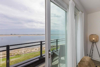 011 Luxe 4 persoons appartement met een weids uitzicht over het water in Sint Annaland