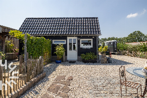 Sfeervol 4 persoons huisje met barrelsauna, bubbelbad en omheinde tuin in Sint Annaland