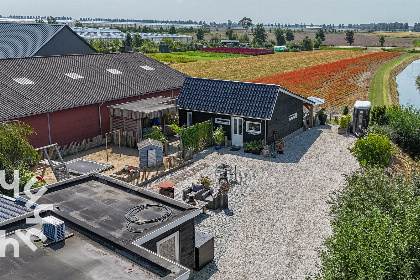 031 Sfeervol 4 persoons huisje met barrelsauna, bubbelbad en omheinde tuin in Sint Annaland