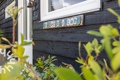 004 Sfeervol 4 persoons huisje met buitensauna, bubbelbad en omheinde tuin in Sint Annaland