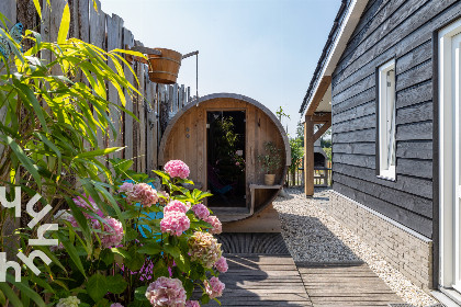 006 Sfeervol 4 persoons huisje met buitensauna, bubbelbad en omheinde tuin in Sint Annaland