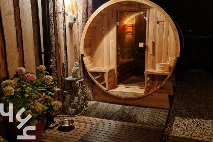 017 Sfeervol 4 persoons huisje met buitensauna, bubbelbad en omheinde tuin in Sint Annaland