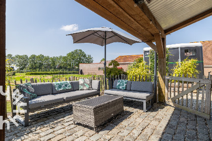 020 Sfeervol 4 persoons huisje met buitensauna, bubbelbad en omheinde tuin in Sint Annaland