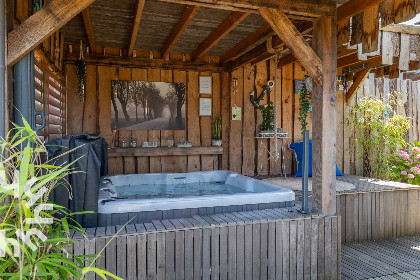 029 Sfeervol 4 persoons huisje met buitensauna, bubbelbad en omheinde tuin in Sint Annaland