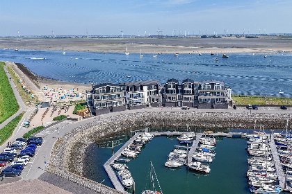 001 Vakantiewoning aan het strand   tuin en terras met haven  