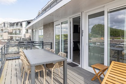 002 Vakantiewoning aan het strand   tuin en terras met haven  