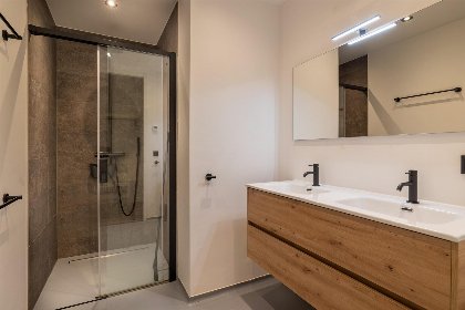 006 Vakantiewoning aan het strand   tuin en terras met haven  