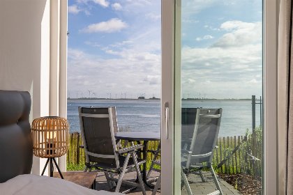 009 Vakantiewoning aan het strand   tuin en terras met haven  