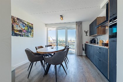 011 Vakantiewoning aan het strand   tuin en terras met haven  