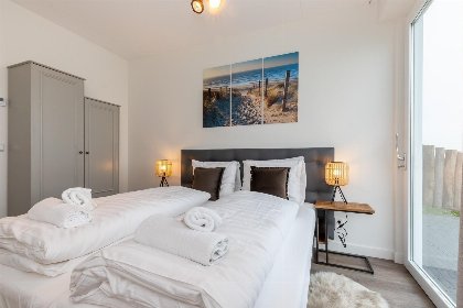 016 Vakantiewoning aan het strand   tuin en terras met haven  