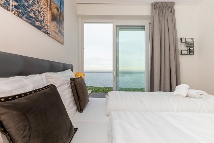 017 Vakantiewoning aan het strand   tuin en terras met haven  