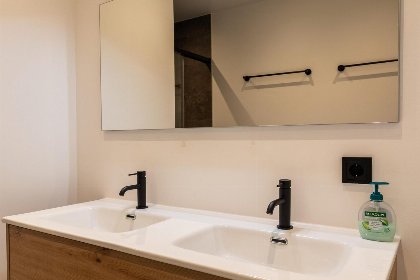 019 Vakantiewoning aan het strand   tuin en terras met haven  