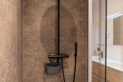 020 Vakantiewoning aan het strand   tuin en terras met haven  