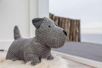 021 Vakantiewoning aan het strand   tuin en terras met haven  