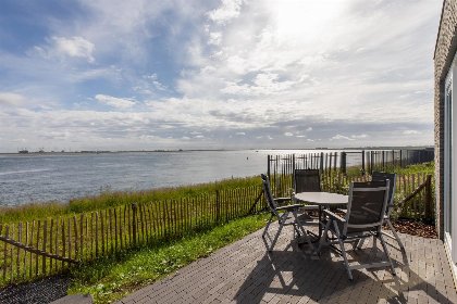 024 Vakantiewoning aan het strand   tuin en terras met haven  