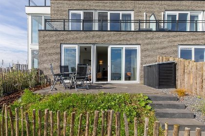 026 Vakantiewoning aan het strand   tuin en terras met haven  