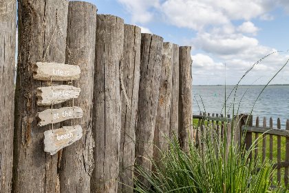 034 Vakantiewoning aan het strand   tuin en terras met haven  