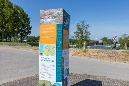 036 Vakantiewoning aan het strand   tuin en terras met haven  