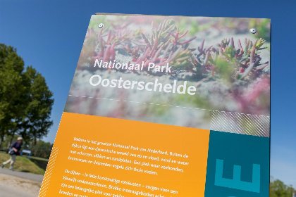 037 Vakantiewoning aan het strand   tuin en terras met haven  