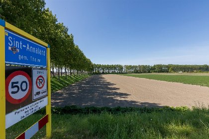 040 Vakantiewoning aan het strand   tuin en terras met haven  