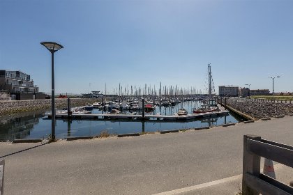 042 Vakantiewoning aan het strand   tuin en terras met haven  