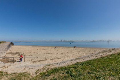 043 Vakantiewoning aan het strand   tuin en terras met haven  