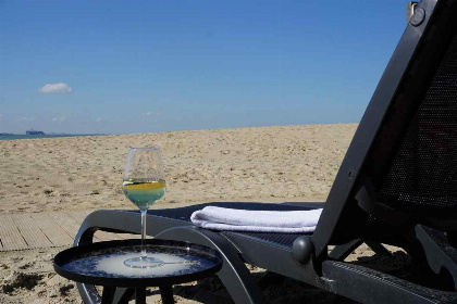 007 Slapen op het strand in een mooie 4 persoons beachroom in Vlissingen met eigen terras