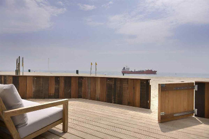 008 Slapen op het strand in een mooie 4 persoons beachroom in Vlissingen met eigen terras