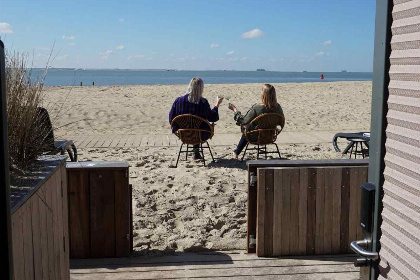 018 Slapen op het strand in een mooie 4 persoons beachroom in Vlissingen met eigen terras