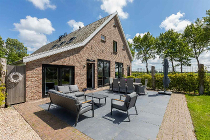 017 Luxe 15 persoons groepsaccommodatie in Vrouwenpolder met schitterende ligging