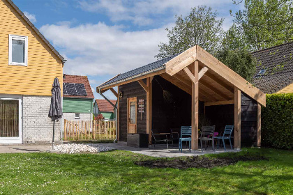 015 8 persoons gerenoveerde woning met sauna en volledig omheinde tuin in Wemeldinge