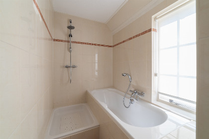 017 Comfortabele 6 persoons vakantiewoning met royale tuin en veranda